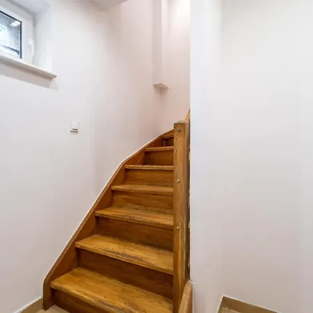 Family Victus In Close To The Seaside And The Town Centre By Renters
