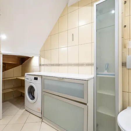 Family Victus In Close To The Seaside And The Town Centre By Renters *